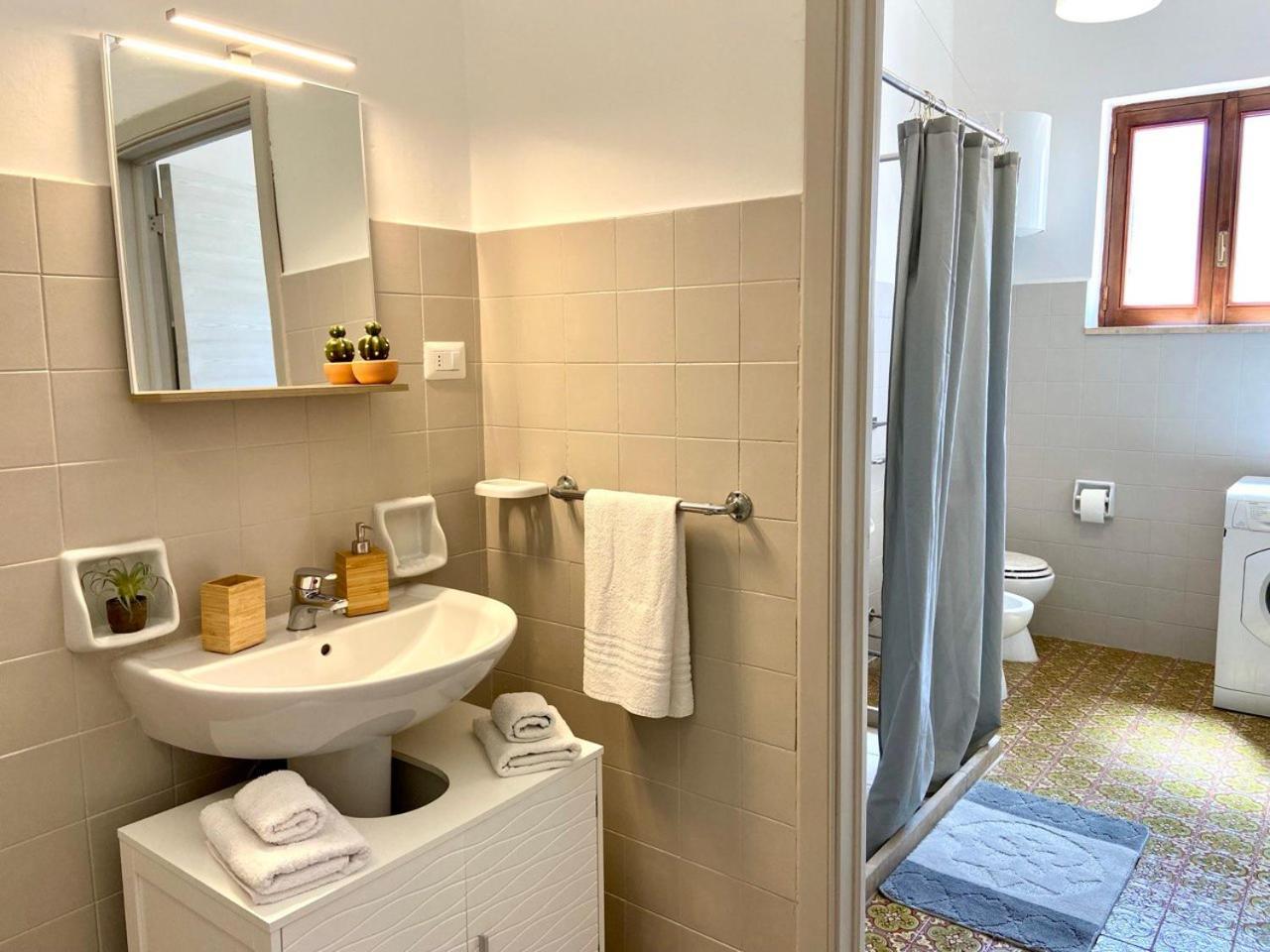 La Casa Di Nina Apartment Surano Bagian luar foto